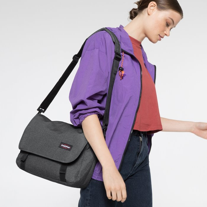 Eastpak JR kis fedeles válltáska A4 farmerfekete