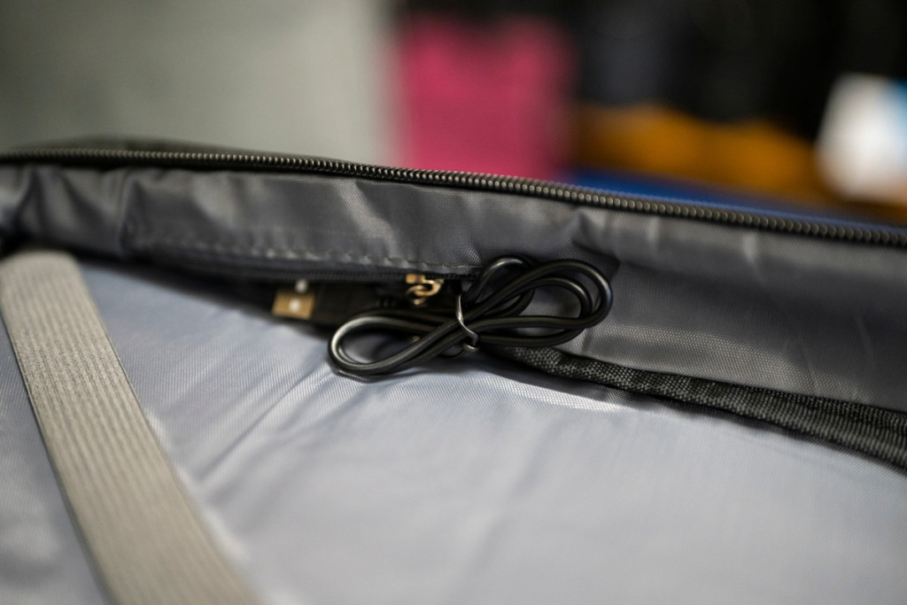 Kézipoggyász kabin USB hátizsák 20 x 30 x 40 bordó